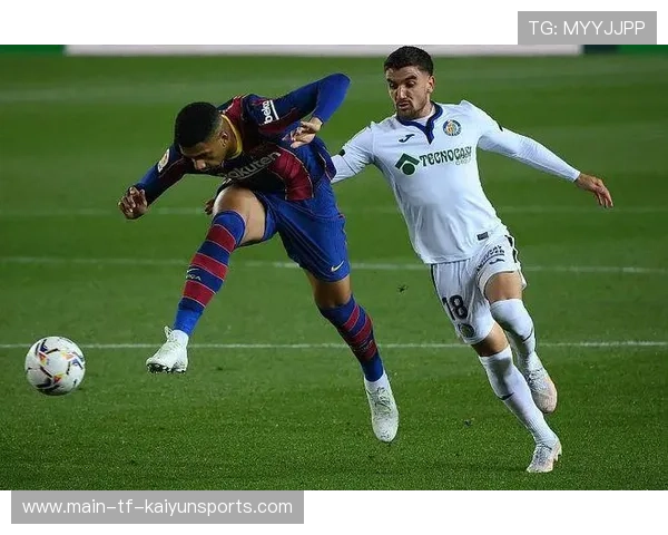 年轻中场接受短传渗透训练，快速找到前锋空档成为目标